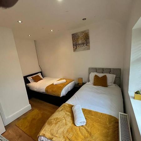 South Ockendon Fabulous 3 Bedroom House , Sleeps Up To 5-7 Guest. מראה חיצוני תמונה