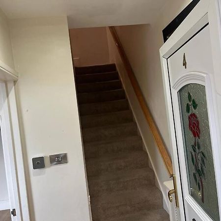 South Ockendon Fabulous 3 Bedroom House , Sleeps Up To 5-7 Guest. מראה חיצוני תמונה