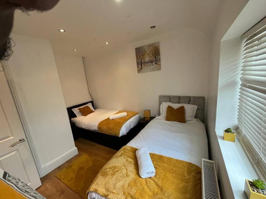 South Ockendon Fabulous 3 Bedroom House , Sleeps Up To 5-7 Guest. מראה חיצוני תמונה