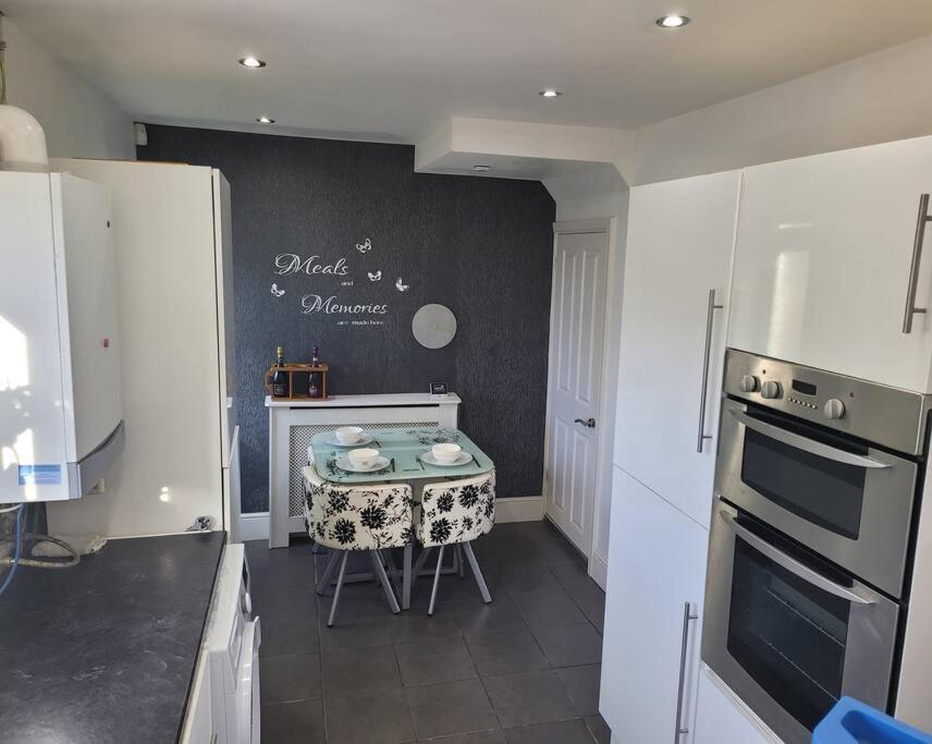 South Ockendon Fabulous 3 Bedroom House , Sleeps Up To 5-7 Guest. מראה חיצוני תמונה