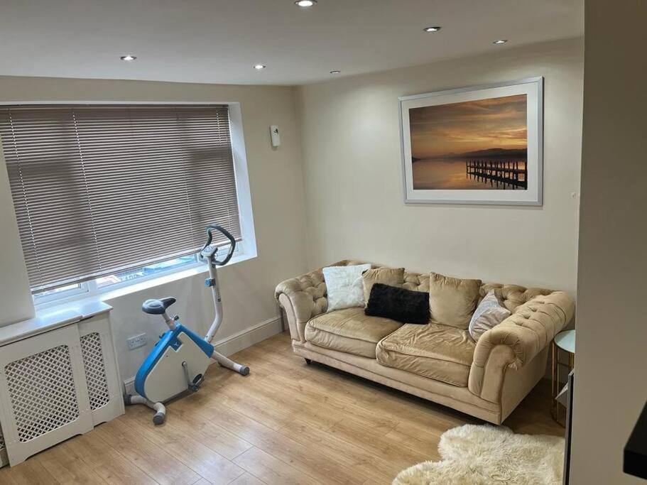 South Ockendon Fabulous 3 Bedroom House , Sleeps Up To 5-7 Guest. מראה חיצוני תמונה