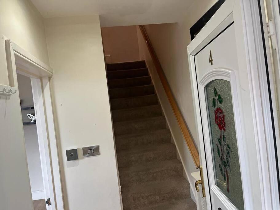 South Ockendon Fabulous 3 Bedroom House , Sleeps Up To 5-7 Guest. מראה חיצוני תמונה