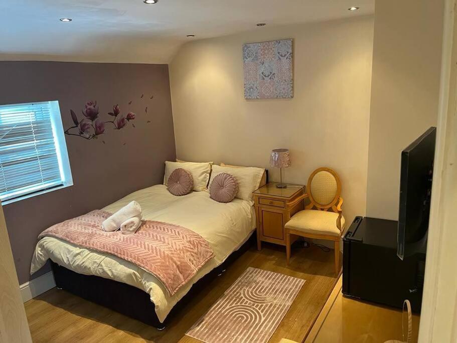 South Ockendon Fabulous 3 Bedroom House , Sleeps Up To 5-7 Guest. מראה חיצוני תמונה