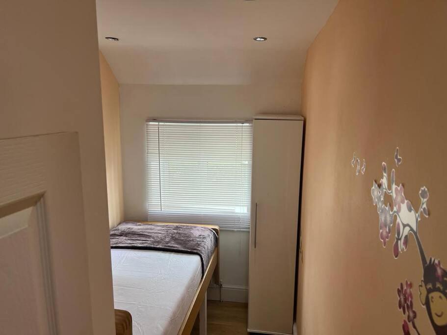 South Ockendon Fabulous 3 Bedroom House , Sleeps Up To 5-7 Guest. מראה חיצוני תמונה