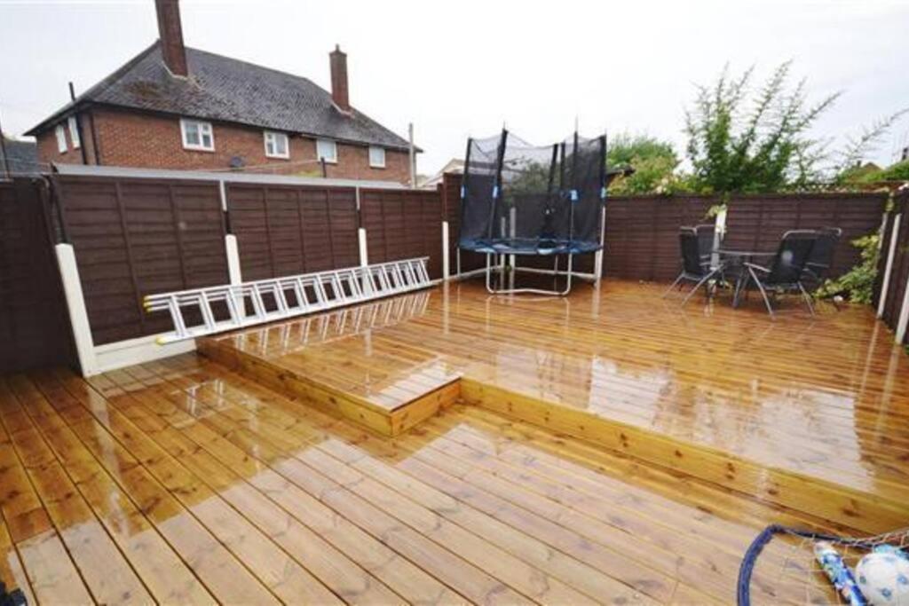 South Ockendon Fabulous 3 Bedroom House , Sleeps Up To 5-7 Guest. מראה חיצוני תמונה