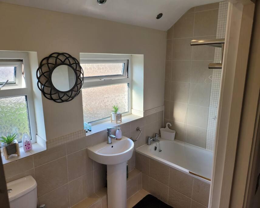 South Ockendon Fabulous 3 Bedroom House , Sleeps Up To 5-7 Guest. מראה חיצוני תמונה