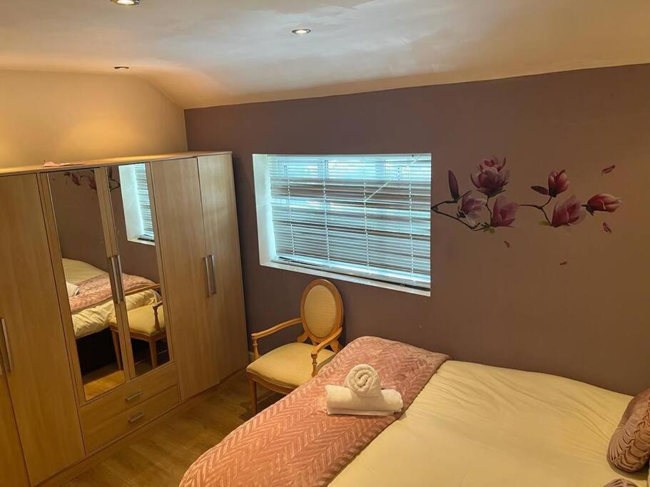 South Ockendon Fabulous 3 Bedroom House , Sleeps Up To 5-7 Guest. מראה חיצוני תמונה