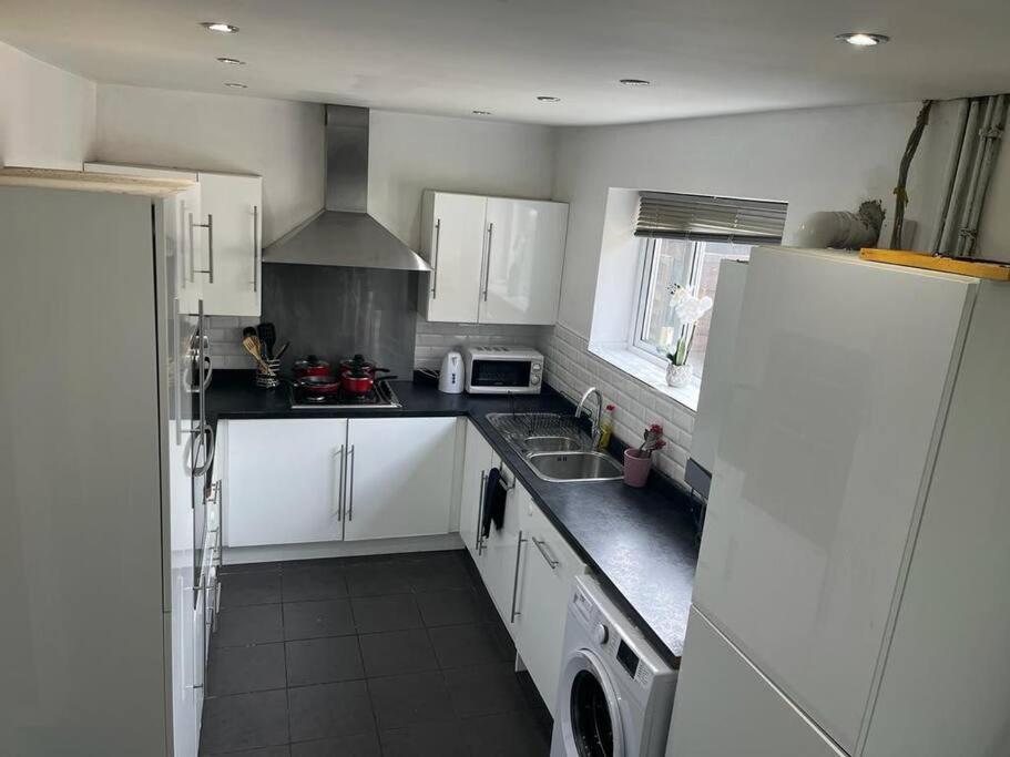 South Ockendon Fabulous 3 Bedroom House , Sleeps Up To 5-7 Guest. מראה חיצוני תמונה